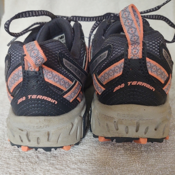 New Balance All Terrain women's sneakers size 7.5 - Picture 8 of 11